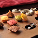 アンリシャルパンティエ 水戸京成店 - HPより プティ・ガトー