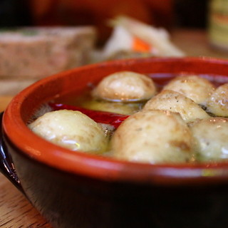 For piping hot Ajillo with your choice of toppings, dip the baguette in special oil♪