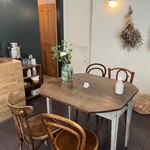 カフェのある暮らしとお菓子のお店 - 