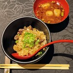 美食鉄板とりこ - ガーリックライスと赤出汁