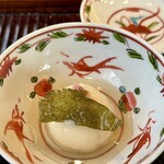 鎌倉 北じま - 百合根で包んだ桜餅 
      中にはイバラガニモドキの身がたっぷり！
      長井漁港で水揚げされたイバラガニモドキは、魚人長谷川さんから