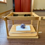 鎌倉 北じま - 小田巻
      檜舞台をイメージして作られた容器が、古都鎌倉らしい設え！