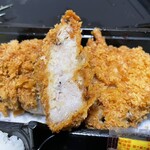 かつ彦 - 黒豚ロースカツ断面アップ