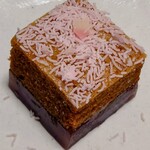 一幸庵 - お皿も舞い降りた花びらの様です♪生地からは優しく桜の葉の薫りがします♡