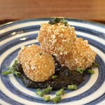 鎌倉 北じま - アオリイカのおかき揚げ
      下には山葵と梅をあしらった海苔の佃煮、穂紫蘇