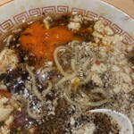 煮干しのビリー - 卵黄を割って…