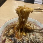 煮干しのビリー - 麺を絡めて…