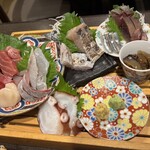 魚と酒 はなたれ - 本マグロ、帆立、ブリ、真こち、タチウオ、サワラ、真ダコ、きびなご、〆サバ、ホタルイカ、クラゲ（山葵、生姜、大根ツマ、大葉）　2人前〜