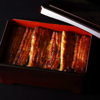 守られ続けた秘伝のタレ。艶やかに焼き上げられた特上鰻に舌鼓。