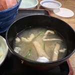 浜焼き海鮮居酒屋 大庄水産 - 【2025.4.14(月)】ぶりタレカツ丼（並盛）950円の味噌汁