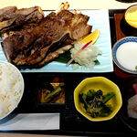 魚釜 - マグロカマ塩焼きと刺身二点盛り定食　1,800円