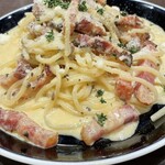 俺のフレンチ 梅田 - カルボナーラ俯瞰