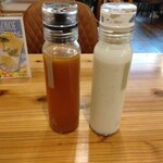九重珈琲 半道橋店 - サラダのためのドレッシング。左側が野菜ベースで右側はシーザー。