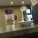 麺屋 一魂 - テーブル調味料、辛さ中和のお酢があり