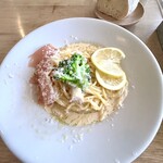 カフェ フオネ - ベーコンとブロッコリーのレモンクリームパスタ＆バゲット