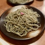 お蕎麦 結 - 桜切りせいろ　塩漬けされた綺麗な桜も良いが、桜の葉の練りこまれた蕎麦もいい風味！