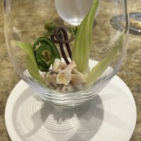 entre nous - サイフォン抽出したスープを具材の入った器に入れます