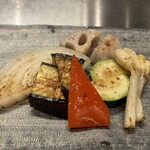 鉄板焼 日和 - 季節の焼き野菜5種だけど6種ありましたね。
      パプリカ、茄子、玉ねぎ、ズッキーニ　　　　　　　　右：⭐️能古島　ピーナッツもやし⭐️