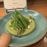 enboca Oiwake - 窯焼きスナップエンドウとタヒニ（中東の炒り胡麻）のディップ