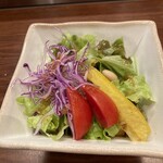 鉄板焼 日和 - サラダ　葉物野菜にパプリカで彩りを添えて、ピヨピヨひよこ豆や大豆入りでヘルシー