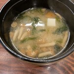 鉄板焼 日和 - 味噌椀　なめこ•わかめ•あおさ•絹豆腐
      お味噌と甘味と濃さが好みです。