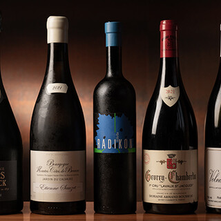 多彩に揃う希少なワインと焼鳥とのマリアージュを楽しむ