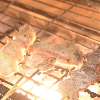 ライブ厨房中央で職人が丁寧に焼き上げる串焼きがおすすめ！