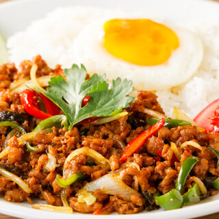 タイの本格スパイスや素揚げバジルが香るガパオライスもオススメ