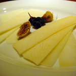 Osteria YOSHIE - 塩気の多いチーズ盛り（メニューになし）。