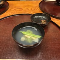 祇園 なん波 - とろみのあるおつゆ。サヤエンドウの縦切りと練り物他