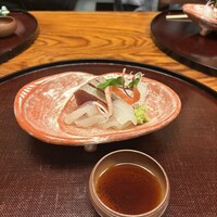 祇園 なん波 - カツオ、鯛、ケンサキイカ。大根とにんじんがシャキシャキでとても美味しかったです。