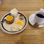 CROCE - なので店名にもなっている

●オリジナルブレンドコーヒー　500円

●ベーグルモーニング　＋0円（ドリンク代のみ）

を注文してみた