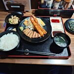 肉本舗 一心 - 料理写真:面白そうなメニューである

●牛カツレツ＆海老フライ定食　1,545円

●ご飯大盛り　無料❗️

を注文してみた

提供された後、更に女性店員さんが
「サービスです」と韓国海苔の皿を持ってみえた