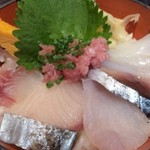 魚釜 - 　　　選べる２色丼の　　　　　　　ミニ海鮮丼