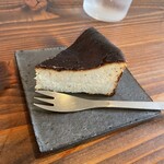 TORASARU  - こちらはゴーダバスクのチーズケーキです。