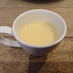 CROCE - ◯コーンスープ
恐らく、業務用のコーンスープに
ミルクと塩を足されて
更に何だろう❔
香ばしい様な味わいの品を足されている様な？❔
少し毛色の違う味わいで、美味しい