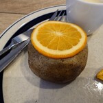 CROCE - ◯ベーグル
オレンジ、、、（聞き取れなかったw）のベーグル
との説明

オレンジのスライスを退けて撮影しようとしたら

オレンジスライスがベーグルに
キチンとくっついていて、離れないぞっ❗️（笑）