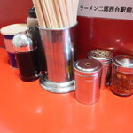 ラーメン二郎 - 卓上調味料