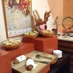 LA CASCATA - パンコーナーもあります