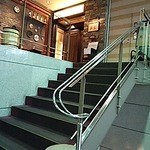 axビル正面玄関より階段で2階です。