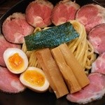 つけ麺 きらり - 中央に極太麺！麺を囲うようにレアチャーシュー9枚、半玉2個、角切りメンマ3本、味海苔が盛られた麺皿～♪(^o^)丿