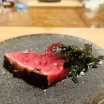 HAGI - ⑧ メジマグロ
      　★ 炙り朝漁れメジマグロ（本鮪の幼魚）、乾燥海苔掛け