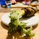 HAGI - ⑨ タラの芽
      　★ シェフ栽培、朝採れタラの芽のフリット+薪火炙り、ピンク岩塩