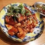 ホルモン焼肉　ぶち - ホルモン赤…ミックスホルモンかか盛り合わせ♪