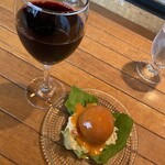 つばめキッチン アトレ品川店 - フルーツトマトのファルシーサラダ(切り込み前)