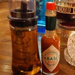 PEPE ROSSO - ピッツァ用 調味油とタバスコ。調味油はローズマリーなどを加えて独自に調味されているそう