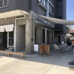 SIDE STAND - 右側がカフェバーなのよ。