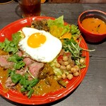 Dining Bar ティグレ - 牛タタキのせ きのこカレー