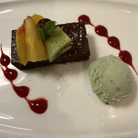 R restaurant & bar - 