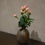 瀬戸内味覚処 芸州 本店 - テーブル横のお花です